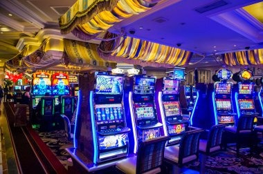 Strategic decision-making during a Casino Hold'em round on gamehub